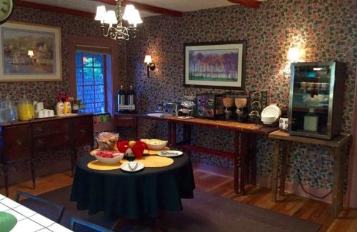 Mount Shasta Hotel | Strawberry Valley Inn