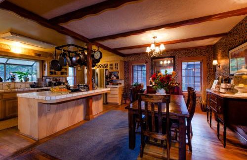 Mount Shasta Hotel | Strawberry Valley Inn
