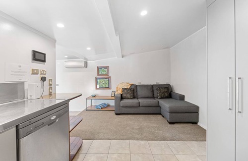 Waitahanui House | Streamside Fisherman's Cabin