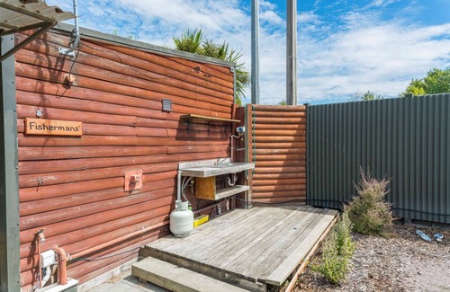Waitahanui House | Streamside Fisherman's Cabin