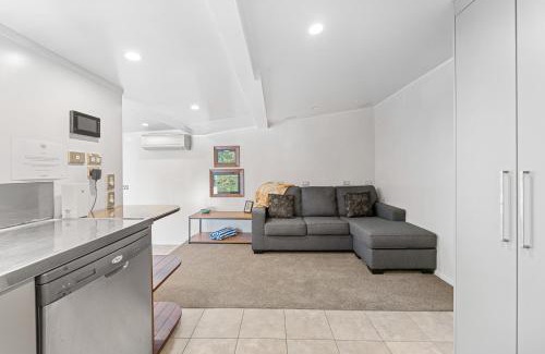 Waitahanui House | Streamside Fisherman's Cabin - Waitahanui, Taupo
