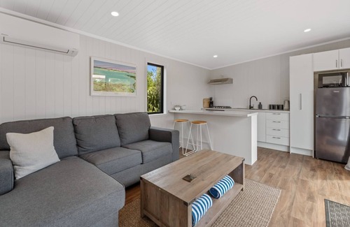 Waitahanui House | Streamside Flax Cabin