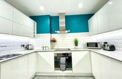 Leith Apartment | Striking 3 Bed Near Arthur's Seat. Newly Reno'd