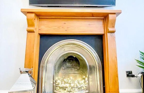 Leith Apartment | Striking 3 Bed Near Arthur's Seat. Newly Reno'd