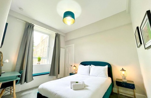 Leith Apartment | Striking 3 Bed Near Arthur's Seat. Newly Reno'd