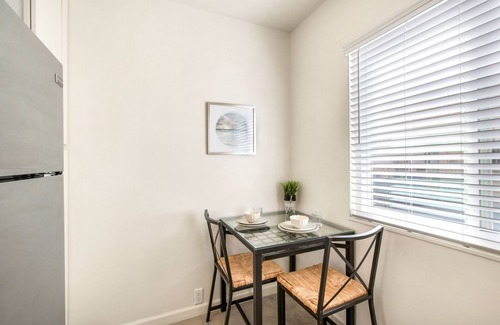 Belmont Shore Apartment | Stroll to the Beach from your 2nd Street Studio