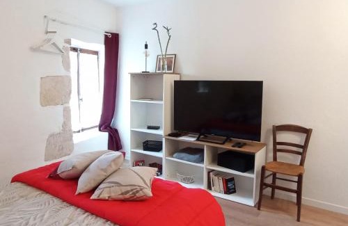 Saint-Romain-et-Saint-Clement House | Studio cosy en pleine nature dans maison en pierre avec piscine et wifi