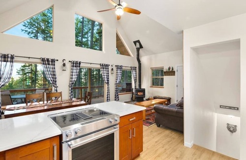 Sky Meadows Ranch Cabin | Stuart View Lodge · Amazing Mt Views | Fire Pit | Relaxing Hot Tub | Foosball |