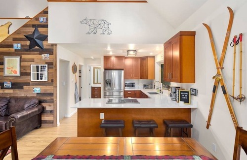 Sky Meadows Ranch Cabin | Stuart View Lodge · Amazing Mt Views | Fire Pit | Relaxing Hot Tub | Foosball |