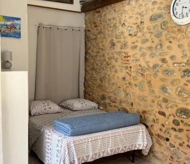 Le Boulou Apartment | Studio à Le Boulou centre ville- pour 2 - petit prix- Juillet-aout réservation d'1 semaine minimum-check in 17-19h