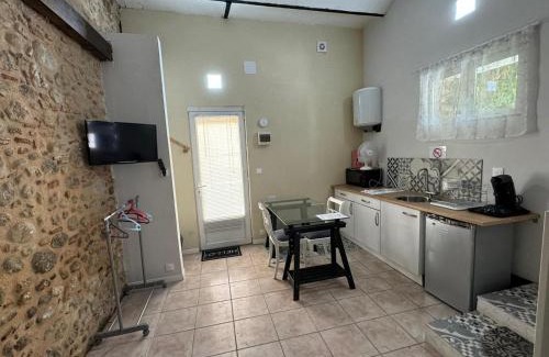 Le Boulou Apartment | Studio à Le Boulou centre ville- pour 2 - petit prix- Juillet-aout réservation d'1 semaine minimum-check in 17-19h