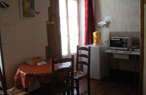 Bagneres-de-Bigorre Apartment | Studio 1st floor retro with balcony in 19th century house, next to thermal baths