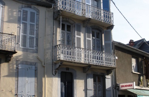 Bagneres-de-Bigorre Apartment | Studio 1st floor retro with balcony in 19th century house, next to thermal baths