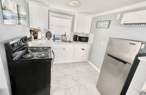 Surfside Beach House | Studio 2min walk to beach/dining, sleeps 4, pet friendly