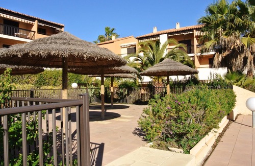Giens Apartment | STUDIO 4 PERS AVEC TERRASSE ET PISCINE GIENS HYERES air conditioning