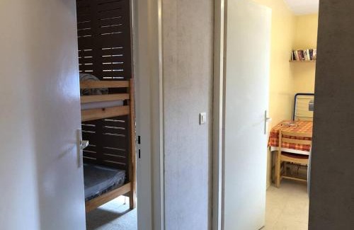Arette Apartment | Studio 6 pers, à côté des pistes, parking & ascenseur, casier à skis, proche commerces - FR-1-602-101