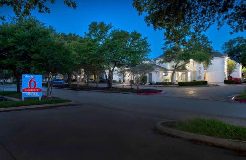 Medical Center District Hotel | Studio 6-San Antonio, TX - Medical Center