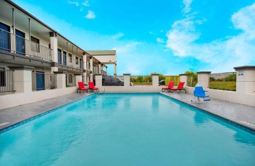 Texas City Hotel | Studio 6 - Texas City, TX