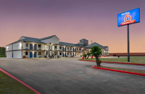 Texas City Hotel | Studio 6 - Texas City, TX