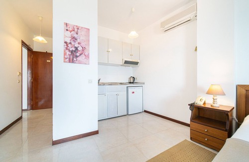 Notos Apartment | Studio Apartment "75 steps taverna three-bedroom" with Sea View, Balcony & Wi-Fi