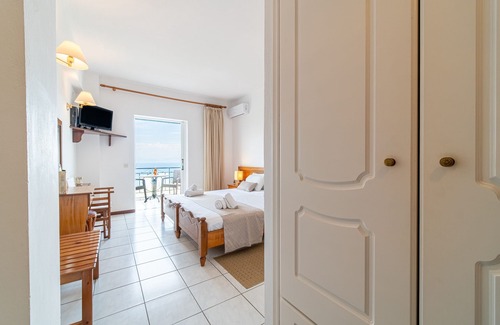Notos Apartment | Studio Apartment "75 steps taverna two-bedroom" with Sea View, Balcony & Wi-Fi