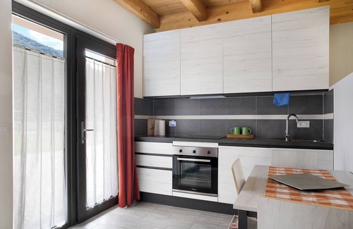 Talamona Apartment | Studio apartment 'Agriturismo L'isola Del Cavallo 3' with Mountain View, Shared Garden and Wi-Fi