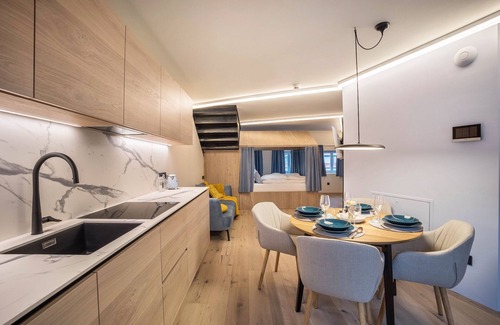 Old Town Apartment | Studio Apartment 'Avia Living Maria' with Mountain View, Balcony and Wi-Fi