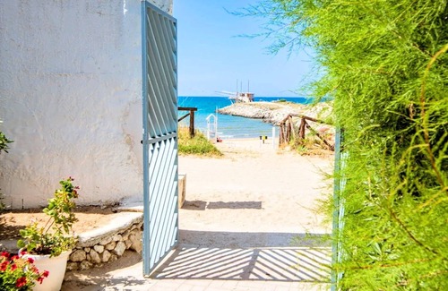Chiesiola Apartment | Studio Apartment 'Baia Falcone-Villetta Mare 107' with Sea View, Wi-Fi and Air Conditioning