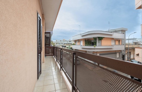 Grottaglie Apartment | Studio Apartment 'Casa Le Margherite 1' with Balcony, Wi-Fi and Air Conditioning