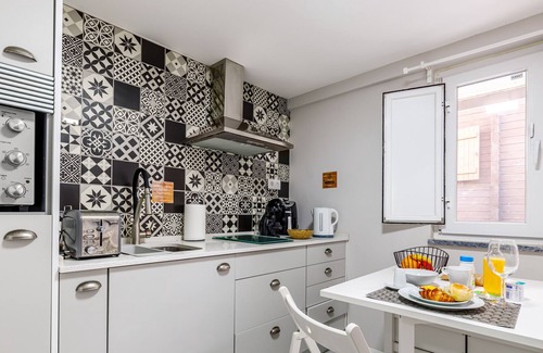Palmela Apartment | Studio Apartment "Chalé Do Vale - Armani" with Shared Pool, Private Terrace & Wi-Fi