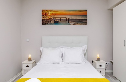 Palmela Apartment | Studio Apartment "Chalé Do Vale - Armani" with Shared Pool, Private Terrace & Wi-Fi
