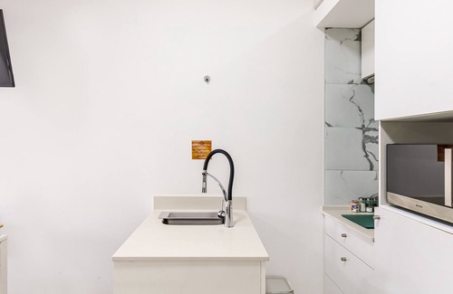 Palmela Apartment | Studio Apartment "Chalé Do Vale - Black and White" with Shared Pool, Private Terrace & Wi-Fi