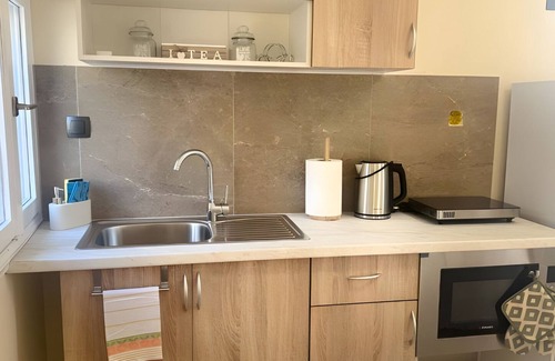 Episkopos Apartment | Studio Apartment 'Episkopos' with Private Terrace, Wi-Fi and Air Conditioning