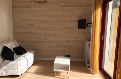 Peyrehorade Apartment | Studio Apartment 'La Grange De Larbaigt' with Private Terrace, Shared Garden and Wi-Fi