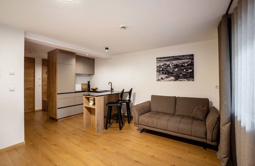 Naz Apartment | Studio Apartment 'Linderhof Nido' with Mountain View, Shared Pool and Wi-Fi