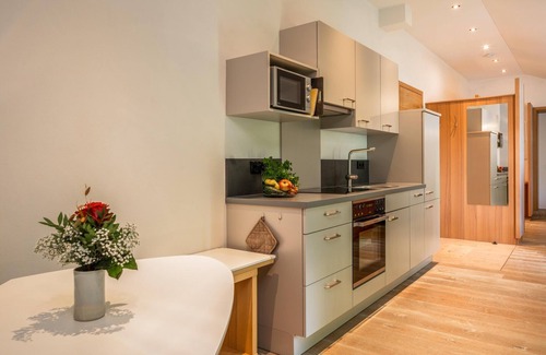 Pelham Apartment | Studio Apartment "Loggia" with Lake View, Private Garden & Wi-Fi