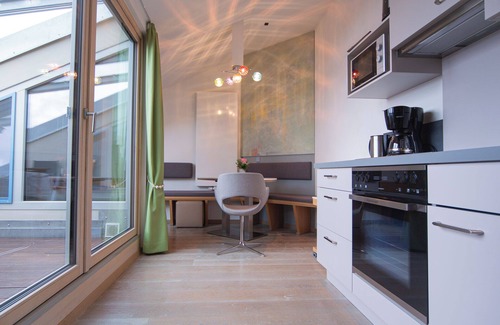 Pelham Apartment | Studio Apartment "Loggia" with Lake View, Private Garden & Wi-Fi