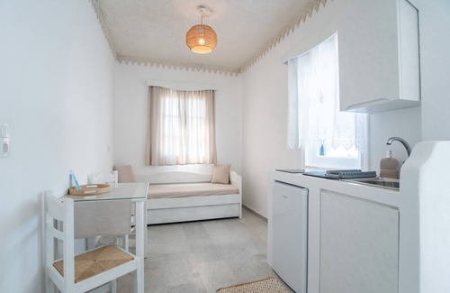 Mikri Vigla Apartment | Studio Apartment 'Maroulis Studios - 5' with Private Garden, Wi-Fi and Air Conditioning
