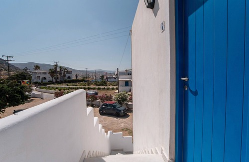 Mikri Vigla Apartment | Studio Apartment 'Maroulis Studios - 5' with Private Garden, Wi-Fi and Air Conditioning