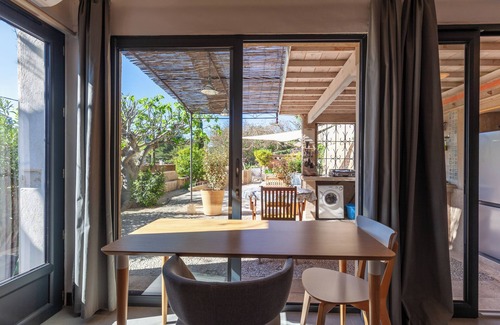 Cassis Apartment | Studio Apartment 'Maisonnette Indépendante' with Mountain View, Wi-Fi and Air Conditioning