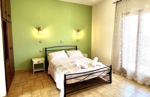 Vlachata Apartment | Studio Apartment 'Ocean Front 1' with Sea View, Wi-Fi and Air Conditioning