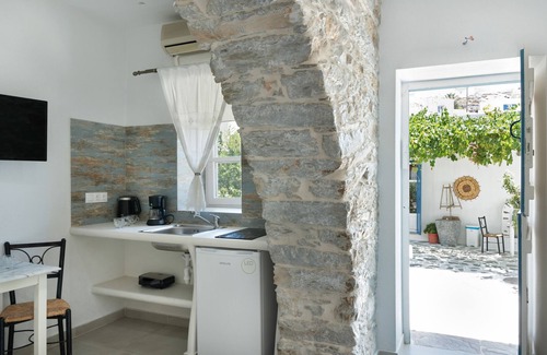 Amorgos Town Apartment | Studio Apartment 'Politimi's N6' with Mountain View, Wi-Fi and Air Conditioning