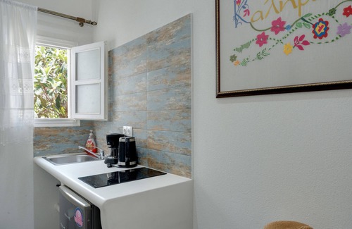 Amorgos Town Apartment | Studio Apartment 'Politimi's N2' with Mountain View, Wi-Fi and Air Conditioning