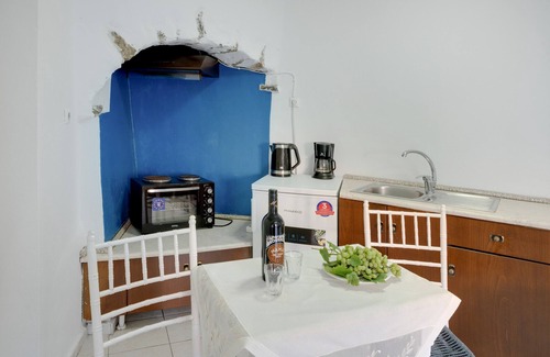 Amorgos Town Apartment | Studio Apartment 'Politimi N7' with Mountain View, Wi-Fi and Air Conditioning