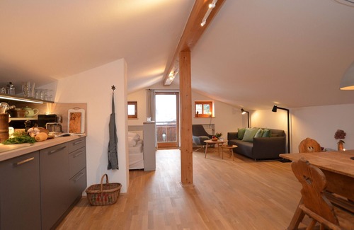 Uebersee Apartment | Studio Apartment 'Taubenkobel' with Mountain View, Balcony, Shared Garden & Wi-Fi
