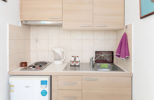 Ioulida Apartment | Studio Apartment 'The Castle Kea' with Mountain View, Wi-Fi and Air Conditioning