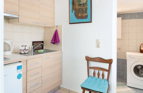 Ioulida Apartment | Studio Apartment 'The Castle Kea' with Mountain View, Wi-Fi and Air Conditioning