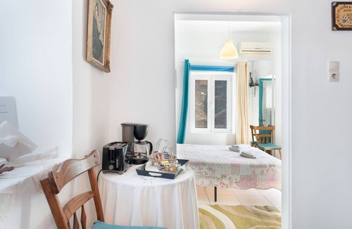 Ioulida Apartment | Studio Apartment 'The Castle Kea' with Mountain View, Wi-Fi and Air Conditioning