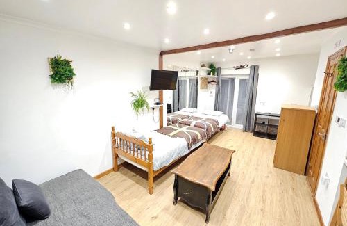 Lady Margaret Apartment | Studio apartment, TV, WiFi Kitchen Parking, Wembley Elizabeth Line