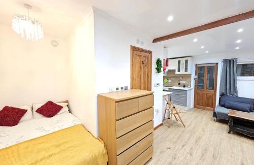 Lady Margaret Apartment | Studio apartment, TV, WiFi Kitchen Parking, Wembley Elizabeth Line
